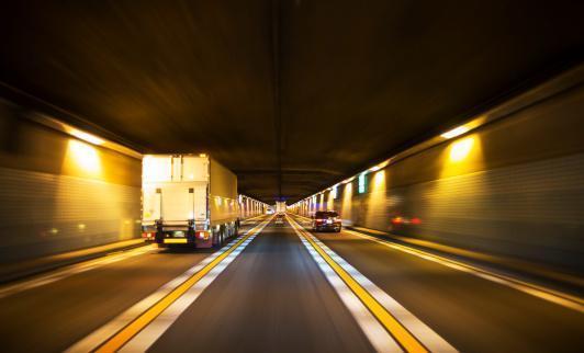 samochody jadące przez tunel